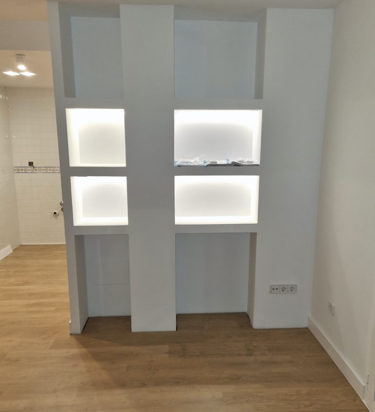 MUEBLE DE PLADUR CON LED