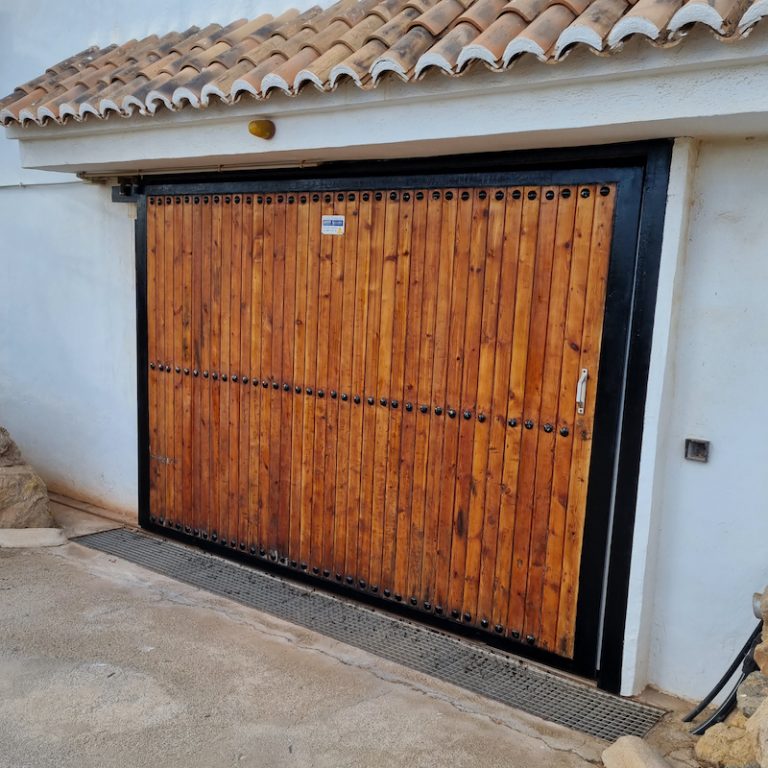 REPARACIÓN DE PUERTA DE GARAJE TERMINADA