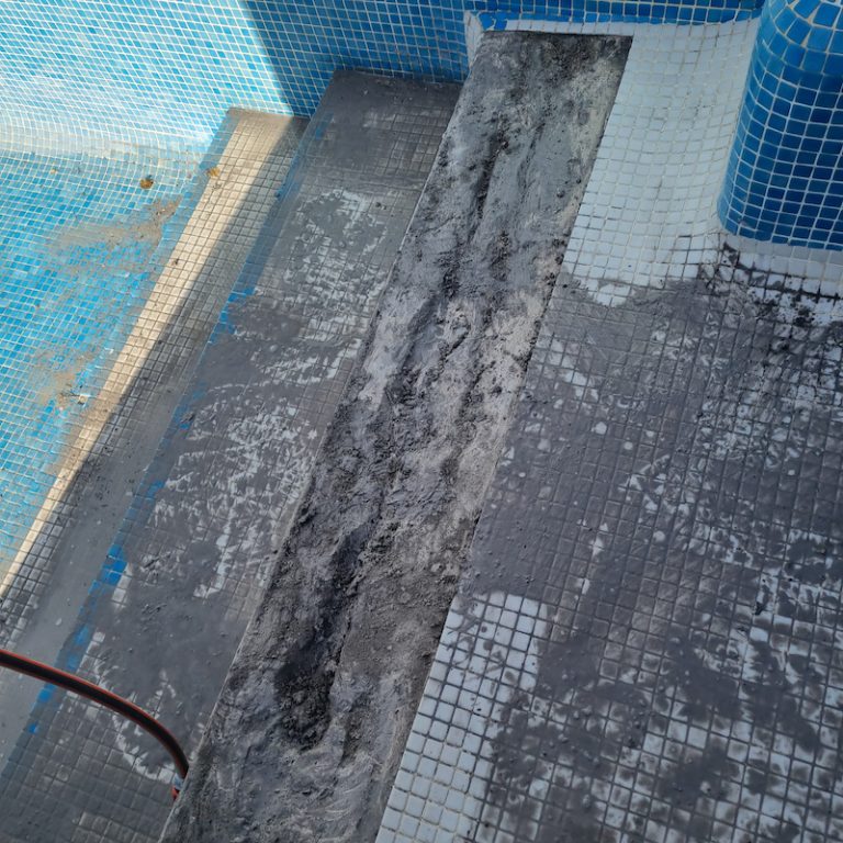 REPARACIÓN ESCALÓN PISCINA Y GRESITE